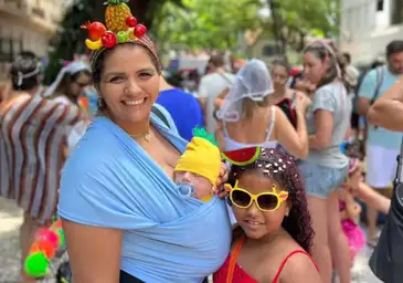 Carnaval: blocos infantis propiciam desenvolvimento de crianças. - Thayse Brandi sempre leva os filhos para blocos infantis. Foto: Arquivo Pessoal